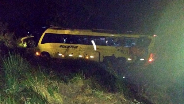 Motorista perde a direção e ônibus da Eucatur capota na BR-364, em Rondônia